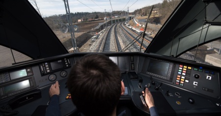 Correva sui binari: il macchinista ferma il treno e lo mette al sicuro