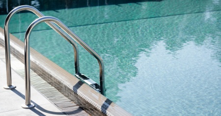 Corsi di nuoto gratuiti per richiedenti l'asilo. «E in Ticino?»