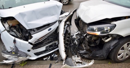 Crash sulla cantonale: scontro tra auto, due feriti