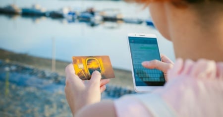 D'estate con o senza contanti? Ecco i pagamenti e le valute più usate
