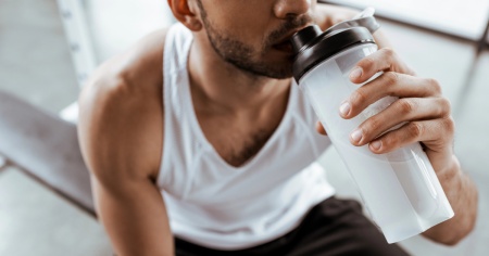 Dietro i rischi nascosti degli energy drink: fanno bene solo a chi li produce