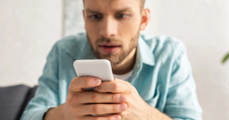 Davanti al telefonino per 14 ore. «Ora vado in clinica per disintossicarmi dal Natel»