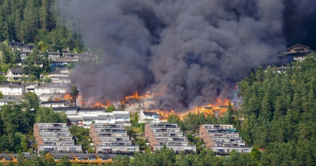 Almeno un centinaio di case distrutte dalle fiamme