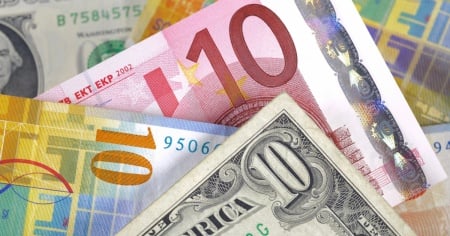 Franco svizzero ai minimi dell'anno su euro e dollaro