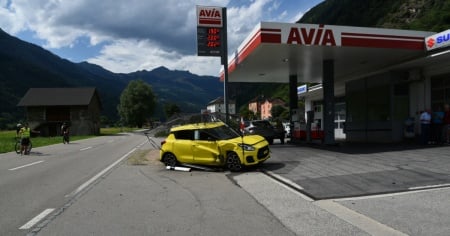 Perde il controllo e urta un veicolo in esposizione