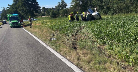 Cerca il sorpasso ma si ribalta nel campo