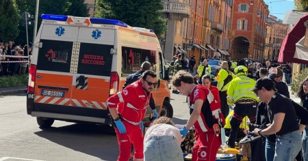 Auto sulla folla a Modena, muore una 55enne che era tra i feriti