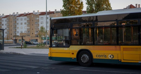 Bus travolge persone in attesa alla fermata: due morti e 16 feriti