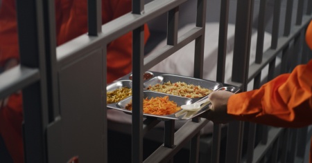 Niente piatti vegani in carcere: la CEDU condanna la Svizzera