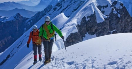 Due alpinisti precipitano in un crepaccio, morto un uomo