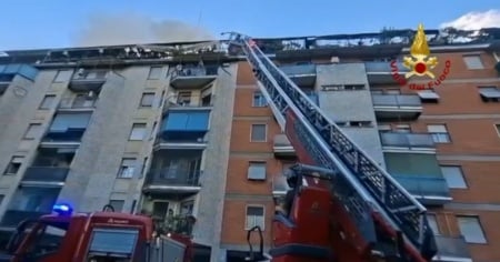 Incendio in un grande palazzo a Milano, due morti
