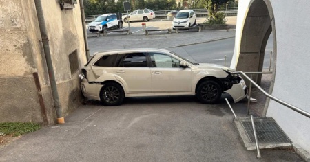 Anziano si incastra con l'auto tra due case