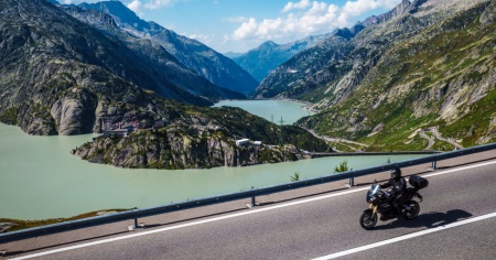 Moto contro auto sulla strada del Grimsel, due feriti gravi