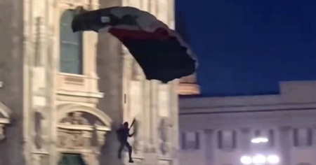 Base jumper si lancia dal Duomo di Milano