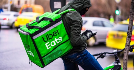 Uber Eats, per il TAF è un servizio postale