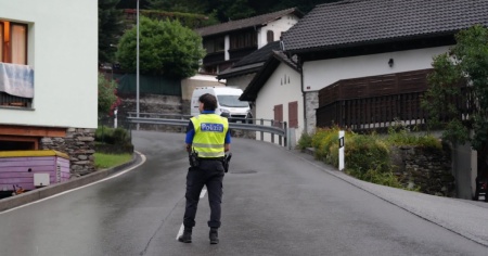 Esplosione in una casa, feriti cinque poliziotti. «È stato il ricercato per l'omicidio di Faido»