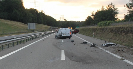 Cerca di evitare l'auto davanti a sé, ma è inutile. In due in ospedale