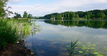 Fa il bagno nel lago, poi si trova in difficoltà: muore un 62enne