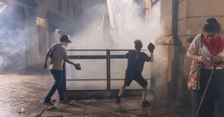 Caos a Bologna, 60 agenti feriti e accuse pesantissime: «Si cercava il morto»