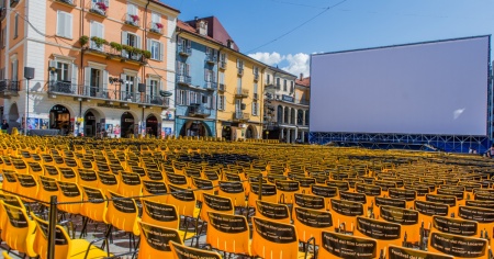 Il Festival salva le scenografie iconiche: soddisfazione e critiche di "Don’t Touch the Screen"