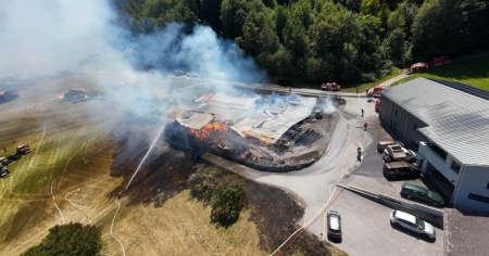 Fiamme da un camper: incendio distrugge tre edifici