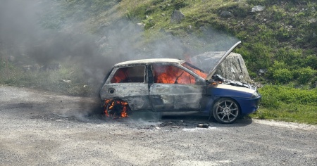 Fiamme sul Flüela: auto brucia in pochi minuti