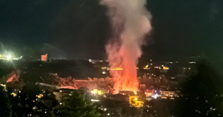 Cielo illuminato dalle fiamme che bruciano i fienili