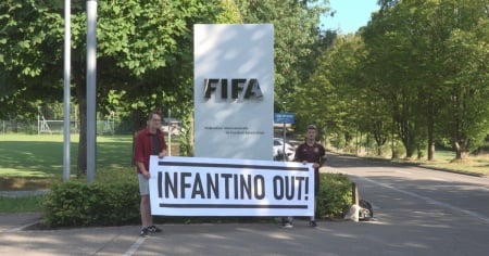 Protesta davanti alla sede della FIFA: chieste le dimissioni di Infantino