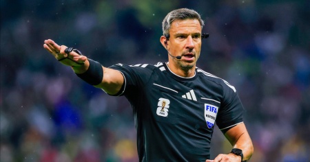Scopre che sarà l'arbitro della finale e scoppia in lacrime