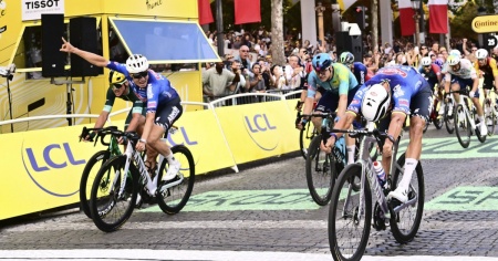Sui Campi Elisi arriva il capolavoro di Van der Poel