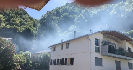 «Fumo e puzza» dal grill "molesto", i residenti: «Non ne possiamo più». Ma il grotto non ci sta