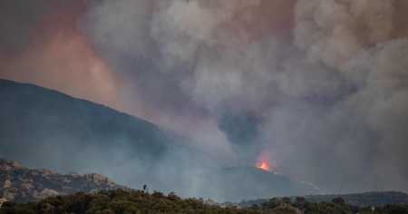 Incendio in Corsica, 200 escursionisti confinati nel rifugio