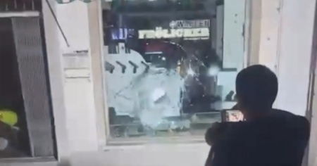 Furto in un negozio di armi, poi parte uno sparo