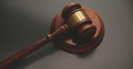 Compra a poco, scopre che è preziosissima, la rivende per una fortuna