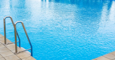 Sospeso il divieto di indossare costumi da bagno lunghi