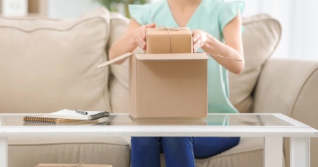 Rubava i pacchi e li regalava alla compagna: postina condannata