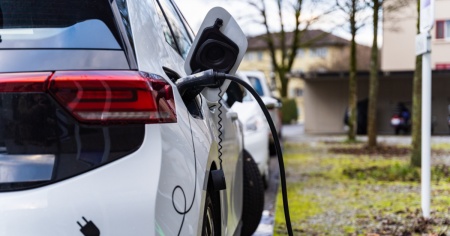Immatricolazioni in crescita a giugno, traino da elettriche e ibride
