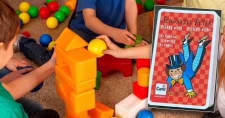Gli chiede di giocare a “Schwarzer Peter” con i bimbi, lui le fa causa per razzismo