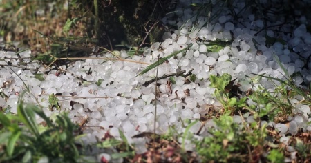 Lampi, tuoni e pure la grandine: in Ticino una mattinata temporalesca