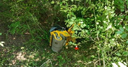Rullo compressore giù dal pendio, conducente gravemente ferito