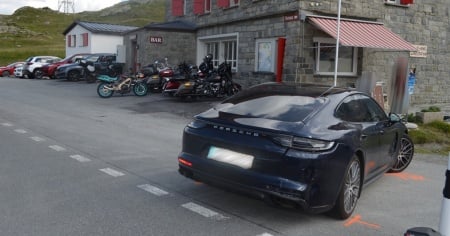Auto fa una svolta, la moto non si accorge: due feriti