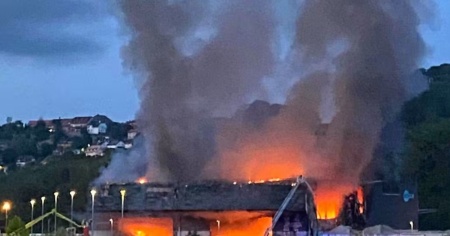 Grosso incendio in un magazzino manda i treni in tilt
