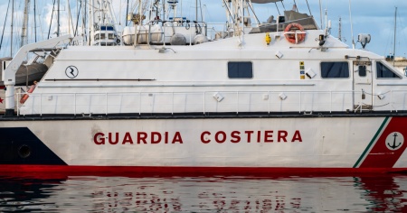 Arriva la Guardia costiera, buttano in mare 500mila euro
