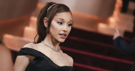 Furto e vendita di contenuti inediti: Ariana Grande fa causa a hacker ignoti