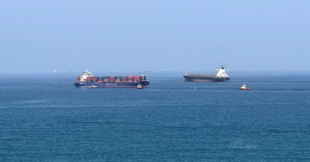 Il traffico a Hormuz prosegue, nonostante la ripresa delle ostilità
