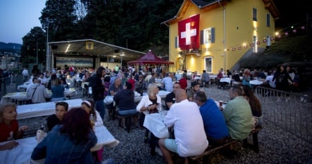 Il Municipio va da Keller-Sutter, la popolazione festeggia al Penz