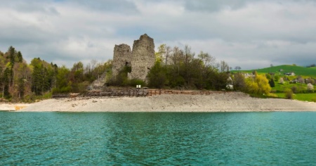 Dramma a Île d’Ogoz: 22enne precipita dal castello