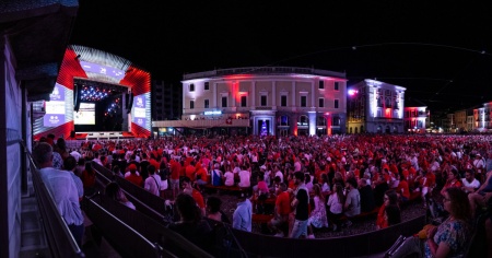In 16mila in Piazza Grande, tra musica e sostegno per la Svizzera