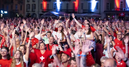 In 16mila in Piazza Grande, tra musica e sostegno per la Svizzera