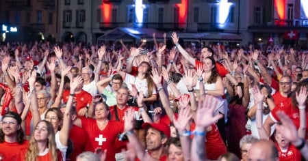 In 16mila in Piazza Grande, tra musica e sostegno per la Svizzera